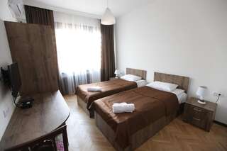 Отель Hotel Home Тбилиси Двухместный номер с 1 кроватью или 2 отдельными кроватями-1