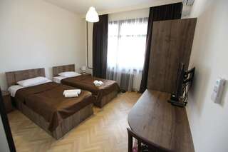 Отель Hotel Home Тбилиси Двухместный номер с 1 кроватью или 2 отдельными кроватями и балконом-5