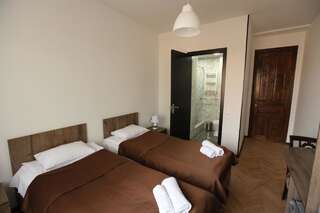 Отель Hotel Home Тбилиси Двухместный номер с 1 кроватью или 2 отдельными кроватями-4