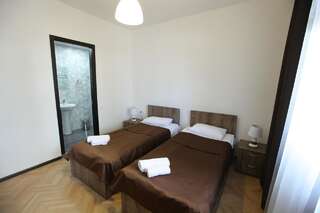 Отель Hotel Home Тбилиси Двухместный номер с 1 кроватью или 2 отдельными кроватями и балконом-1