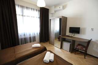 Отель Hotel Home Тбилиси Двухместный номер с 1 кроватью или 2 отдельными кроватями и балконом-6