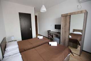 Отель Hotel Home Тбилиси Двухместный номер с 1 кроватью или 2 отдельными кроватями-5