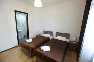 Отель Hotel Home Тбилиси Двухместный номер с 1 кроватью или 2 отдельными кроватями и балконом-28