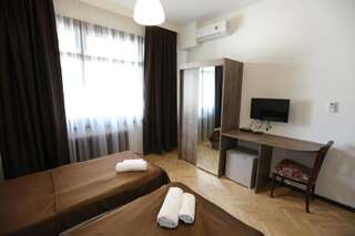 Отель Hotel Home Тбилиси Двухместный номер с 1 кроватью или 2 отдельными кроватями и балконом-30